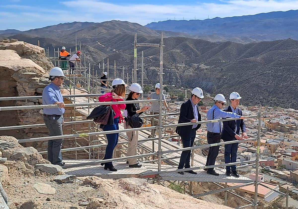Encuentran viviendas del siglo XIII junto a las murallas del castillo de Tabernas