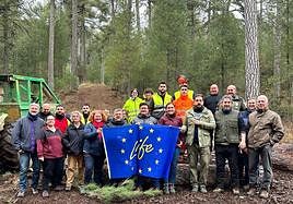 María José Lara junto a los técnicos que trabajan en el parque jienense.