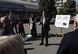 El alcalde explica el proyecto a los vecinos del Camino de Ronda.
