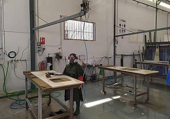 Una de las alumnas en prácticas trabaja sobre una futura encimera de cocina de piedra natural.