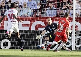 El Almería tuvo ocasiones para haber ganado en Sevilla.