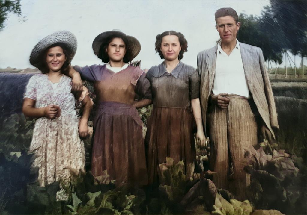 Imagen secundaria 1 - Patrocinio, inmortalizada en familia; trabajando en el campo; y con un bisnieto.