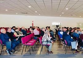 Soledad Aranda se dirige a los participantes en la jornada sobre agricultura ecológica.