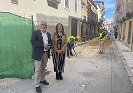 Catalilna Madueño junto al alcalde Gabriel Fajardo.