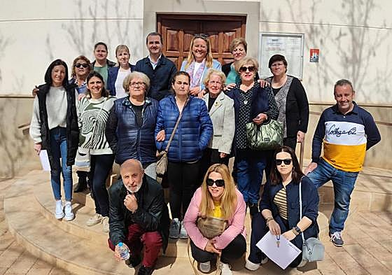 La delagada Angela Hidago con el alcalde de Siles y trababajdores de la residencia de personas mayores