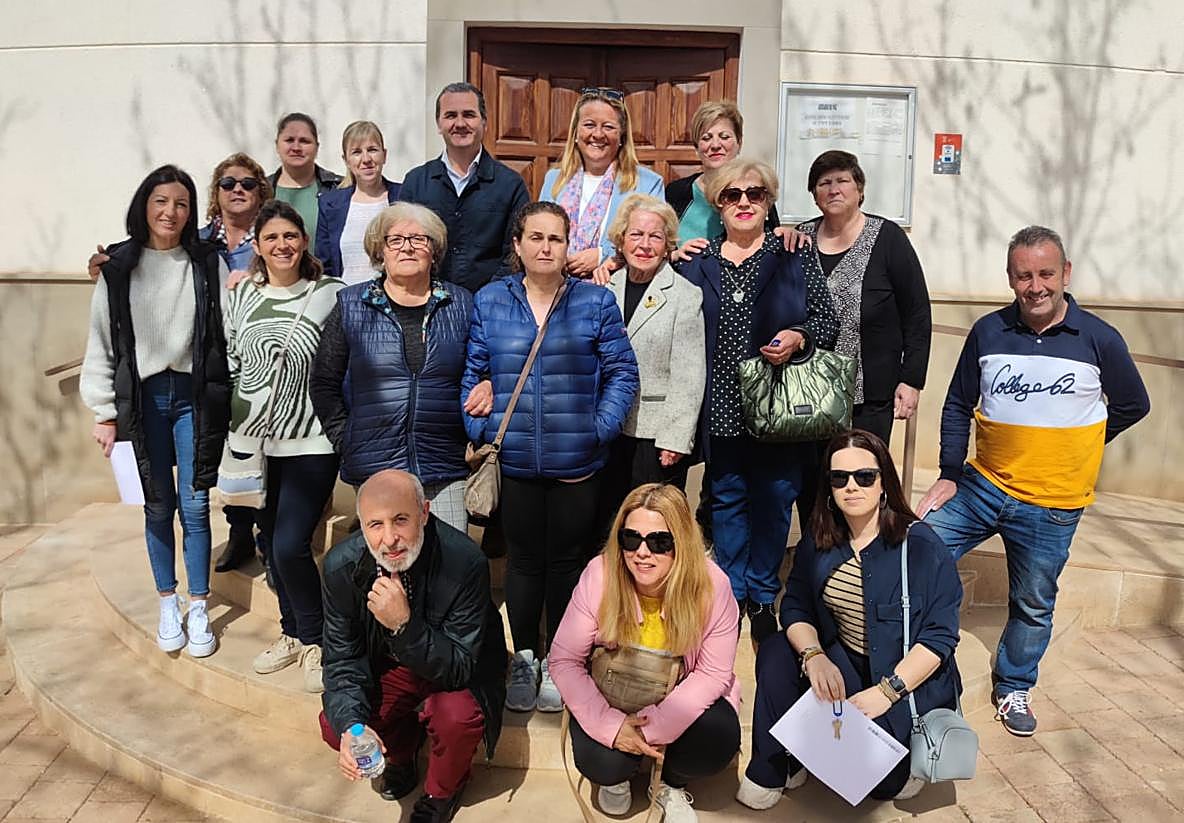 La delagada Angela Hidago con el alcalde de Siles y trababajdores de la residencia de personas mayores