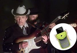 Bob Dylan, en concierto, con una de las imágenes que indican cómo proceder con el móviel durante su actuación en el Generalife.