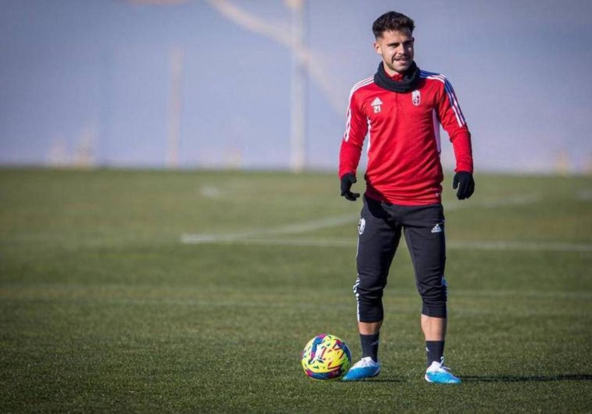 Óscar Melendo, con un balón en los pies durante un entrenamiento.