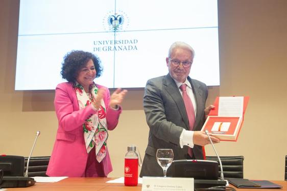 La rectora de la Universidad de Granada (UGR), Pilar Aranda aplaude a Gregorio Jiménez en el acto celebrado este martes.