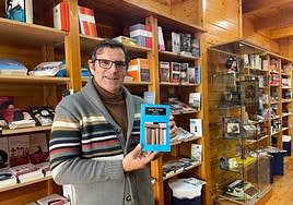 Vicente Gómez con un ejemplar de 'El Faro de Recóndito'.