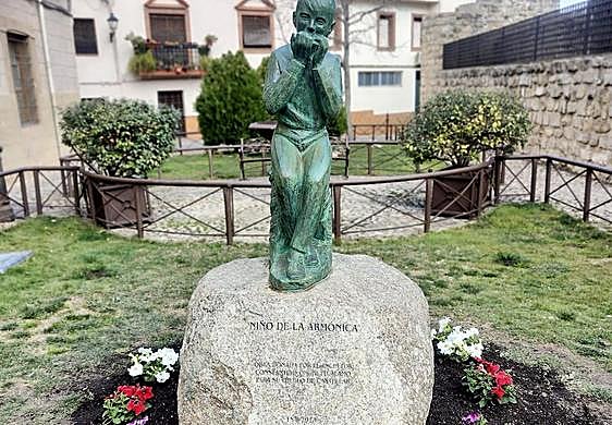 Reproducción de la escultura 'Niño de la armónica' instalada de nuevo en Castellar.