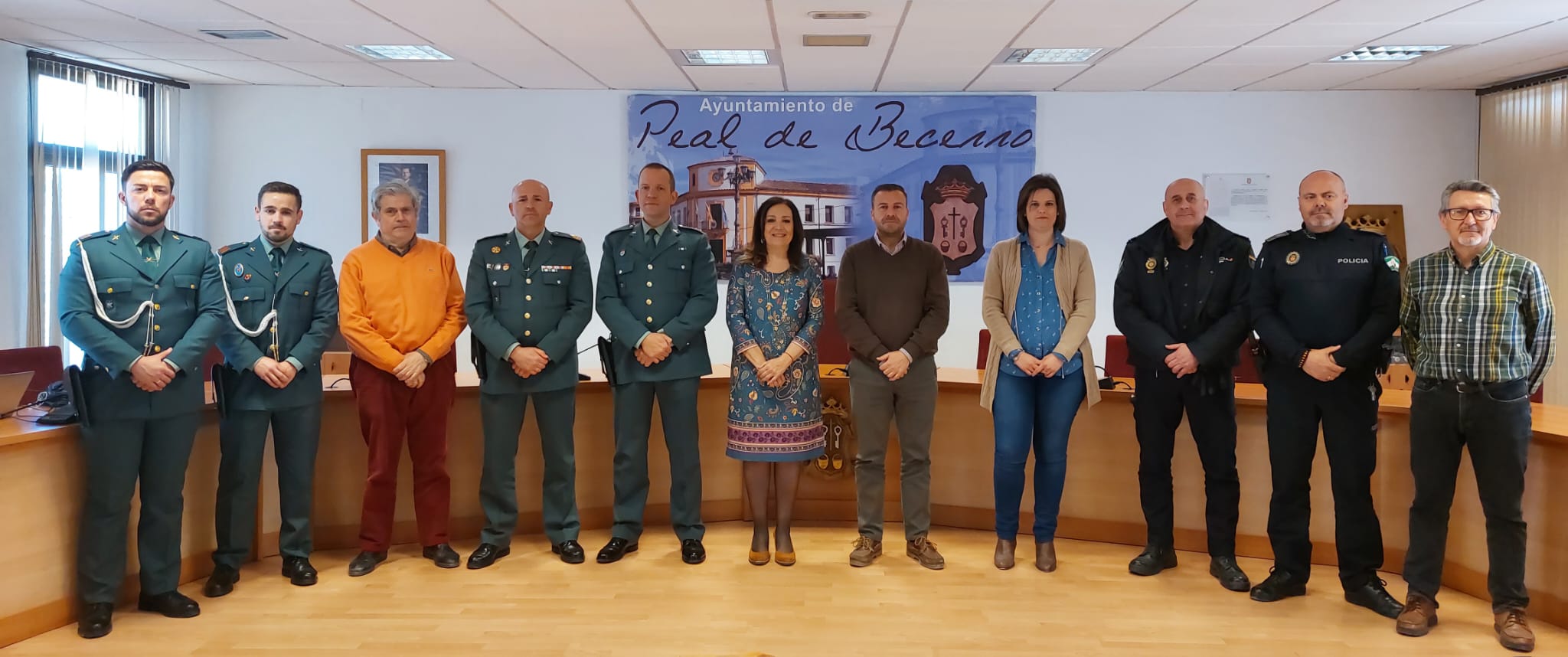 Algunos de los participantes posan antes de la reunión de seguridad en Peal de Becerro.