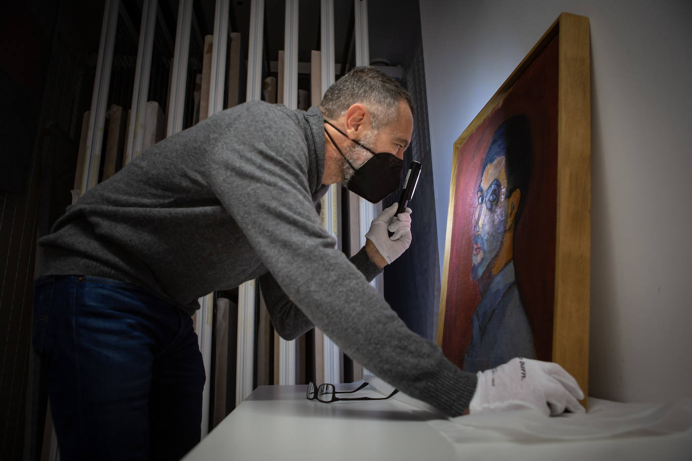 Supervisando la conservación de obras de Guerrero.