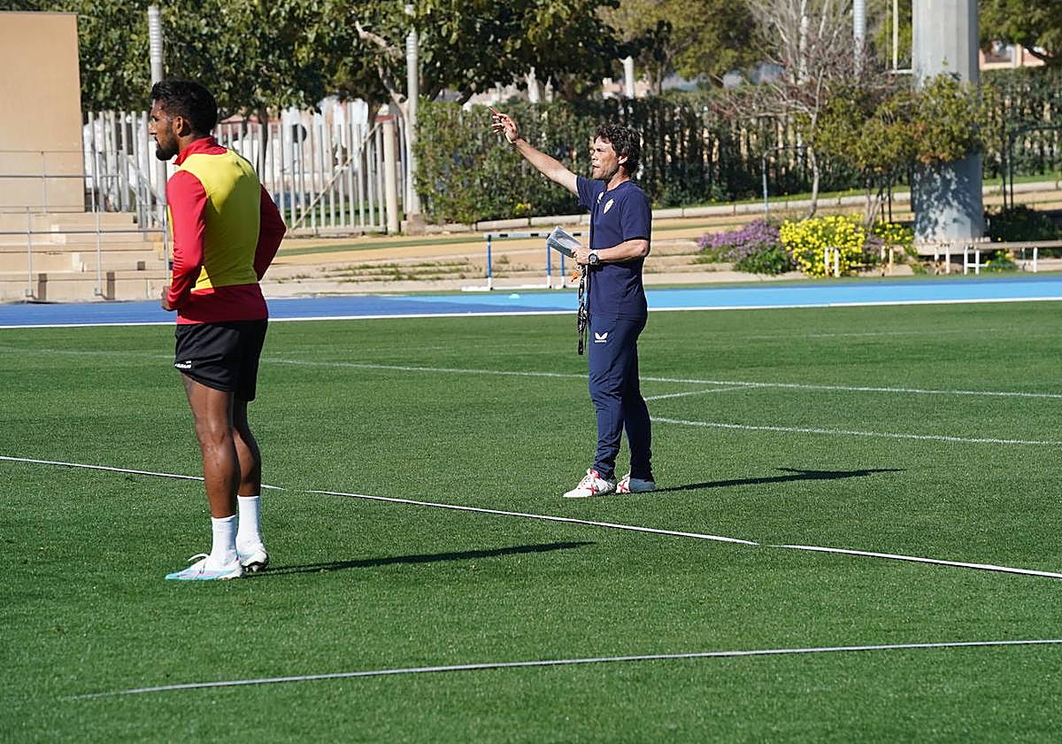 Rubi da instrucciones a sus jugadores en la sesión de este miércoles.