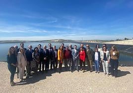 Foto de familia ante la nueva balsa.