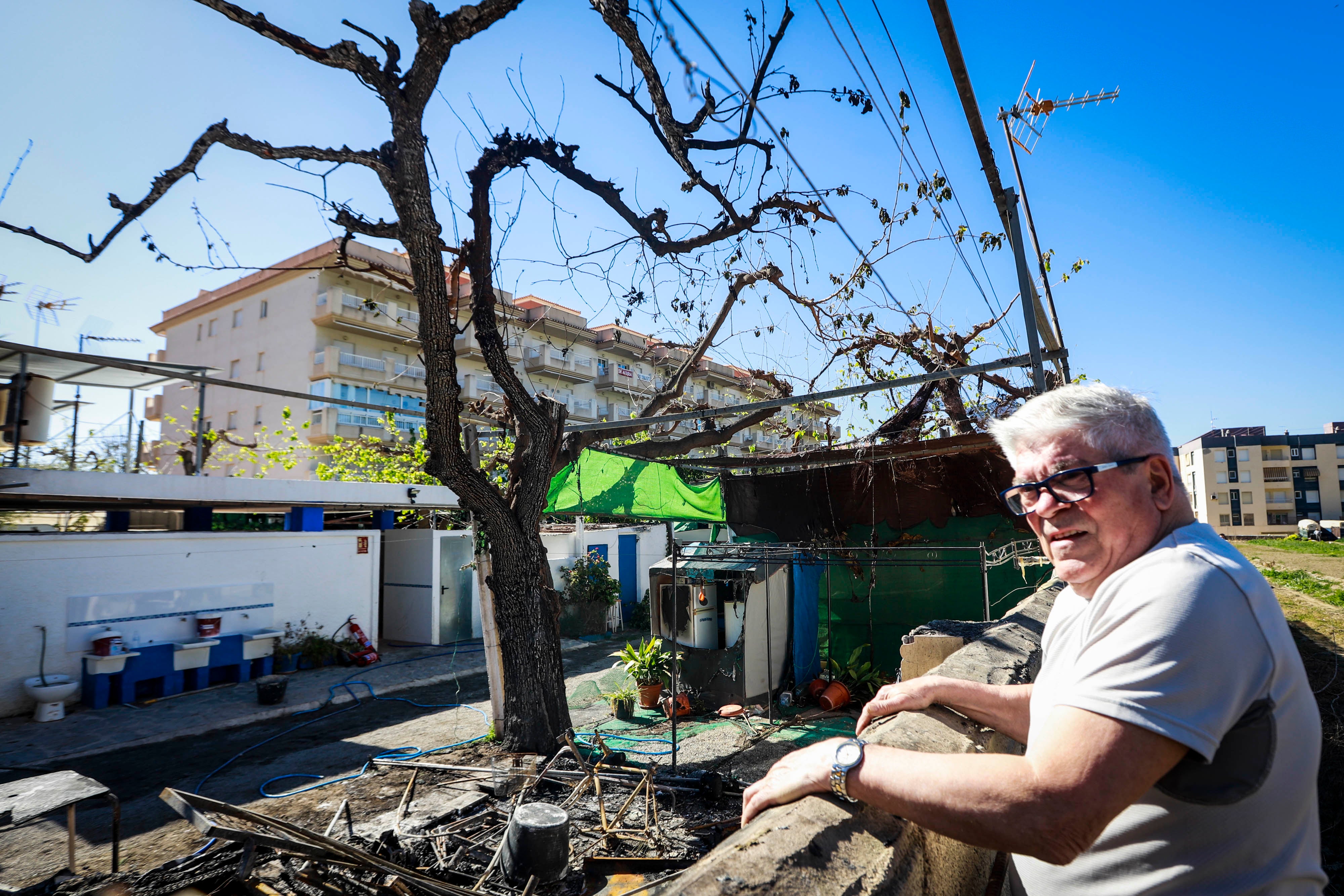 Los afectados, encaramados a la tapia para ver los daños