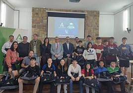 Acto de entrega de equipaciones a los jóvenes jugadores de tenis de mesa que participan en el CEEDA.
