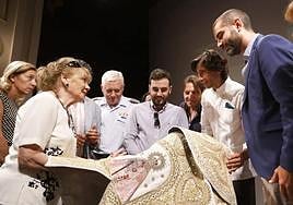 La maestra Nati (izda.) dialoga con Fernández-Pacheco y Curro Díaz, que recibió el Capote en 2018.