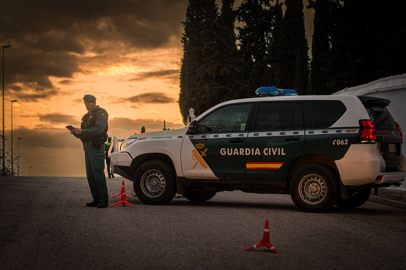 En los controles establecidos por todo el cinturón han aparecido navajas, un arma fabricada con una pieza de coche, vehículos que se dan a la fuga, conductores sin carné y niños sentados sin sujeción reglamentaria –en una docena de casos–.