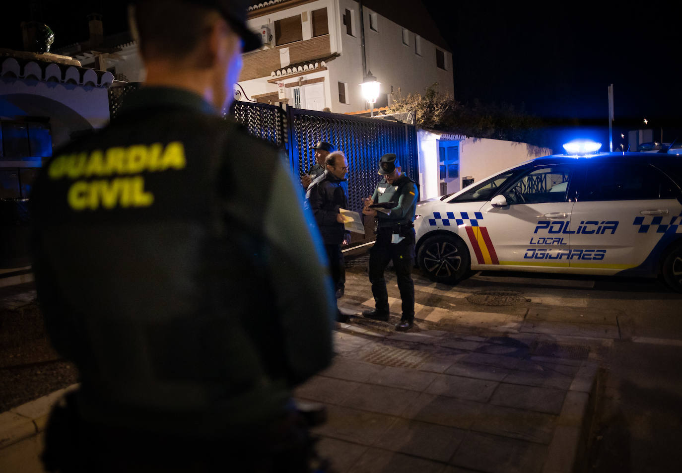 En la patrulla nocturna atienden avisos, como el de un intento de suicidio en Sierra Nevada, o una llamada por amenazas tras un accidente de tráfico. También acuden a una vivienda en la que al parecer habían entrado a robar; sospechan que es una 'guardería' de droga. 