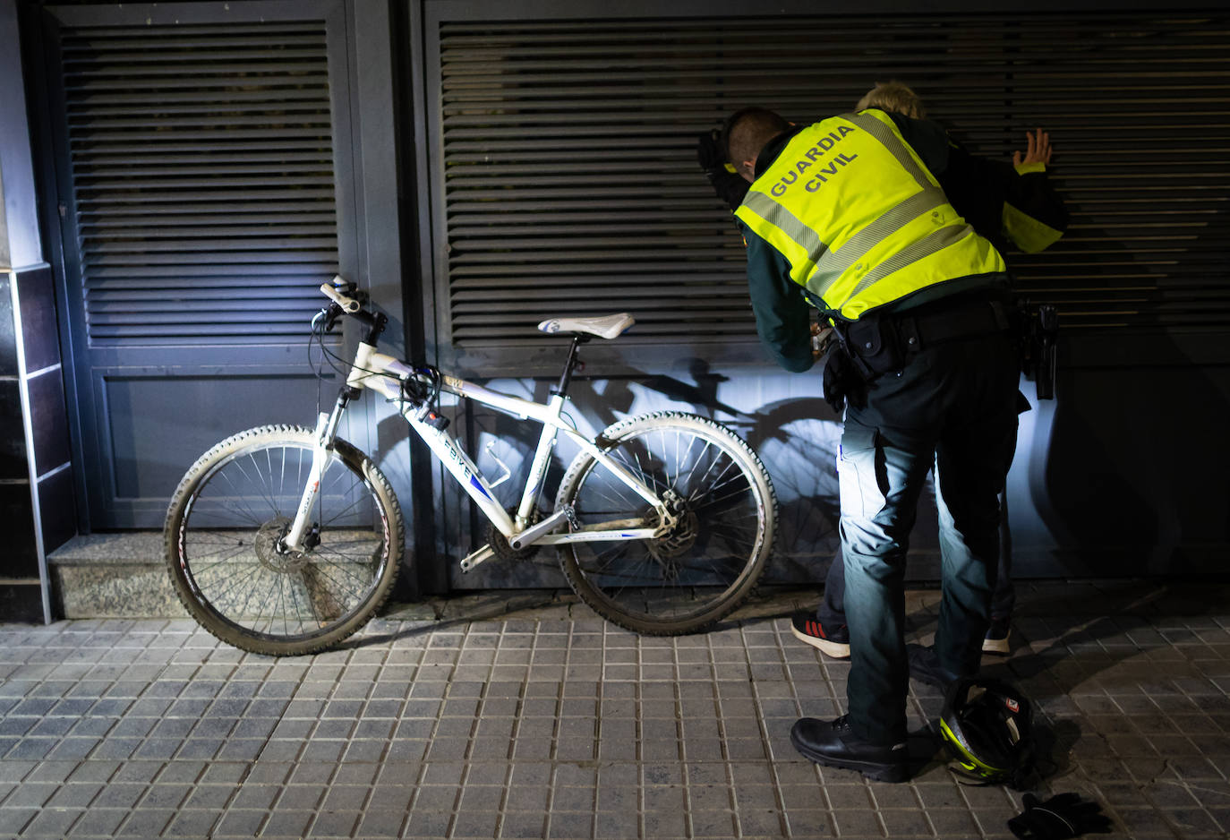 Durante las noches es habitual que ronden por los polígonos industriales, hay medio centenar en su demarcación. También controlan los centros comerciales. Junto al Kinépolis, dan con tres chicas rumanas a las que saludan. Pasada la una, se recibe un aviso de denuncia de agresión sexual y cuando acuden a la zona paran a un joven que coincide con la descripción, pero la víctima no lo identifica.