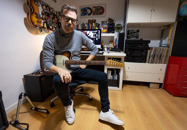 José Antonio García, en el estudio de casa.