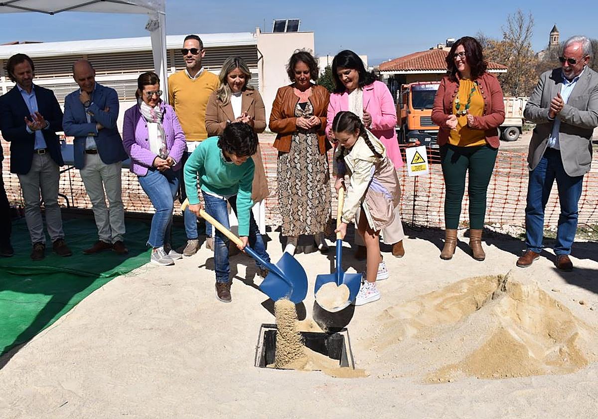 Niños de Mancha Real en el acto de la colocación de la primera piedra.