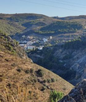 Imagen secundaria 2 - Arriba, Ermita de San Blas. A la izquierda, el camino de descenso hasta el río. A la derecha, vista de Cónchar poco antes de llegar al barranco del manantial.