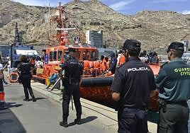 Imagen de archivo de la llegada de Salvamento al puerto de Almería tras rescatar a los integrantes de una patera.