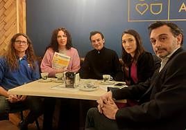 El candidato del PP en Jaén, en el centro, con miembros de su lista y autónomos.