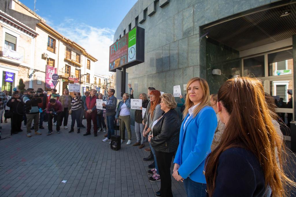 Concentración en Maracena, con la presencia de la alcaldesa (de azul), en apoyo a la concejala secuestrada