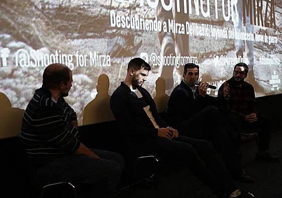 Dejan Todorovic y Pablo Pin, en el centro, durante el debate sobre Mirza Delibasic.