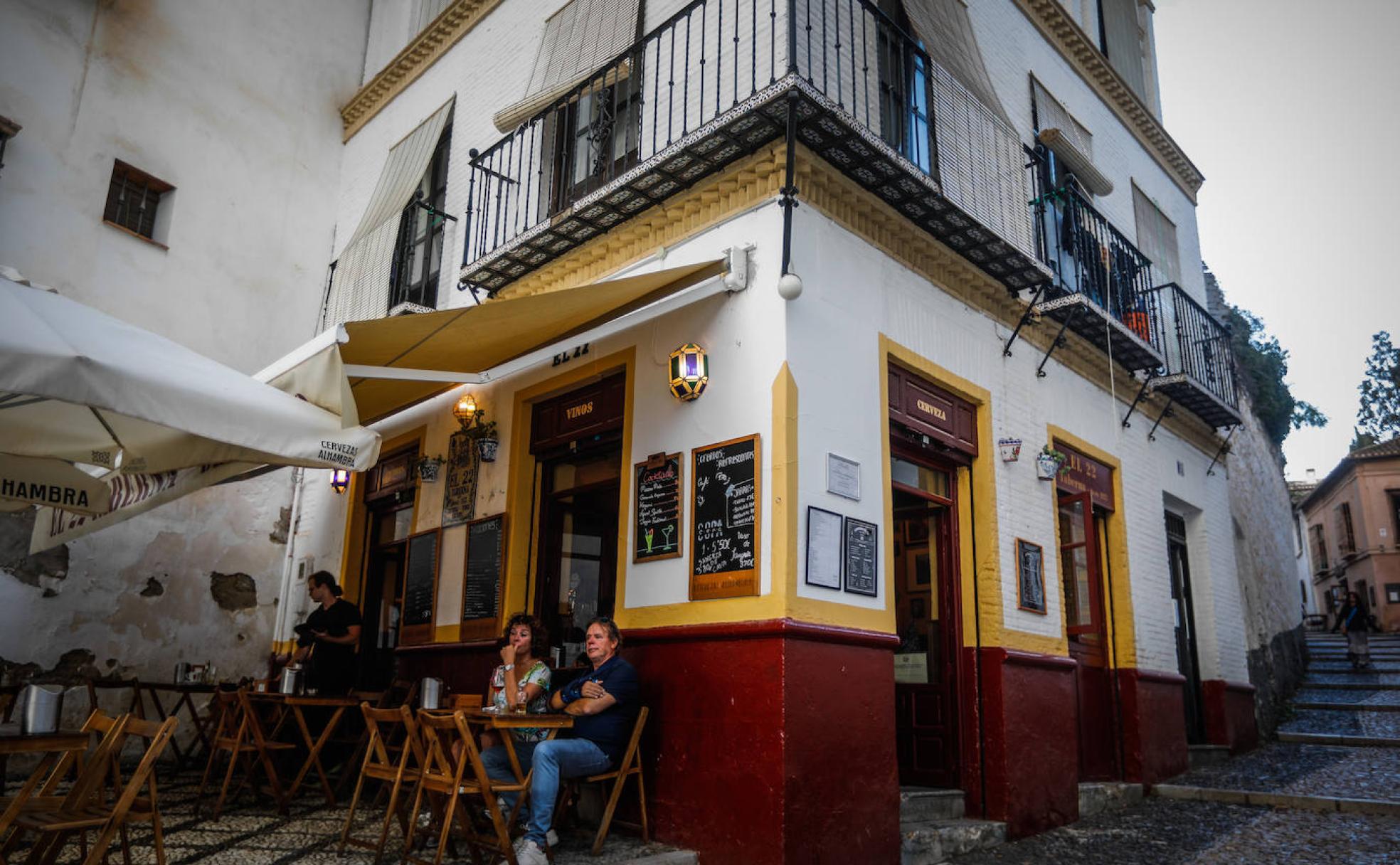 Parte de la terraza de la taberna El 22.