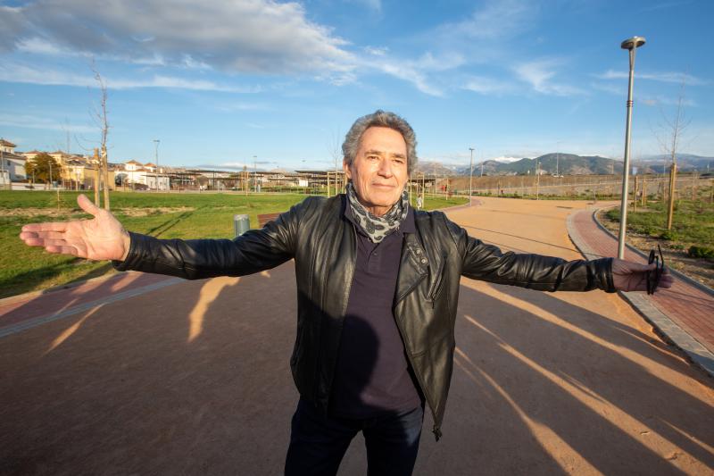 Miguel Ríos abre los brazos en el parque que lleva su nombre.