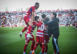 Celebración del 0-2 sobre el césped manchego.