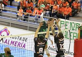 Juanmi González supera el bloqueo que le plantean Álex Téllez y Pernambuco.