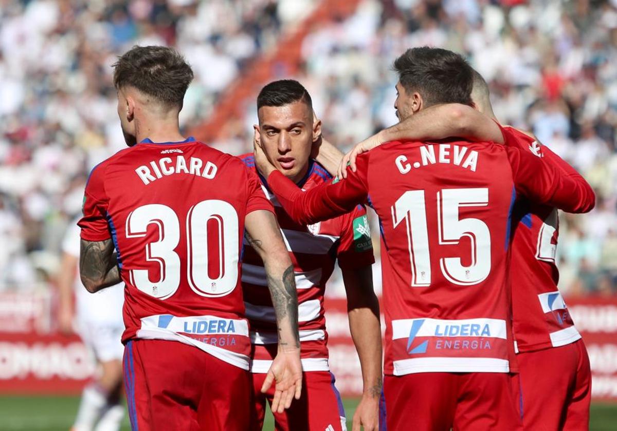 Ricard y Uzuni, en la piña del 0-1.