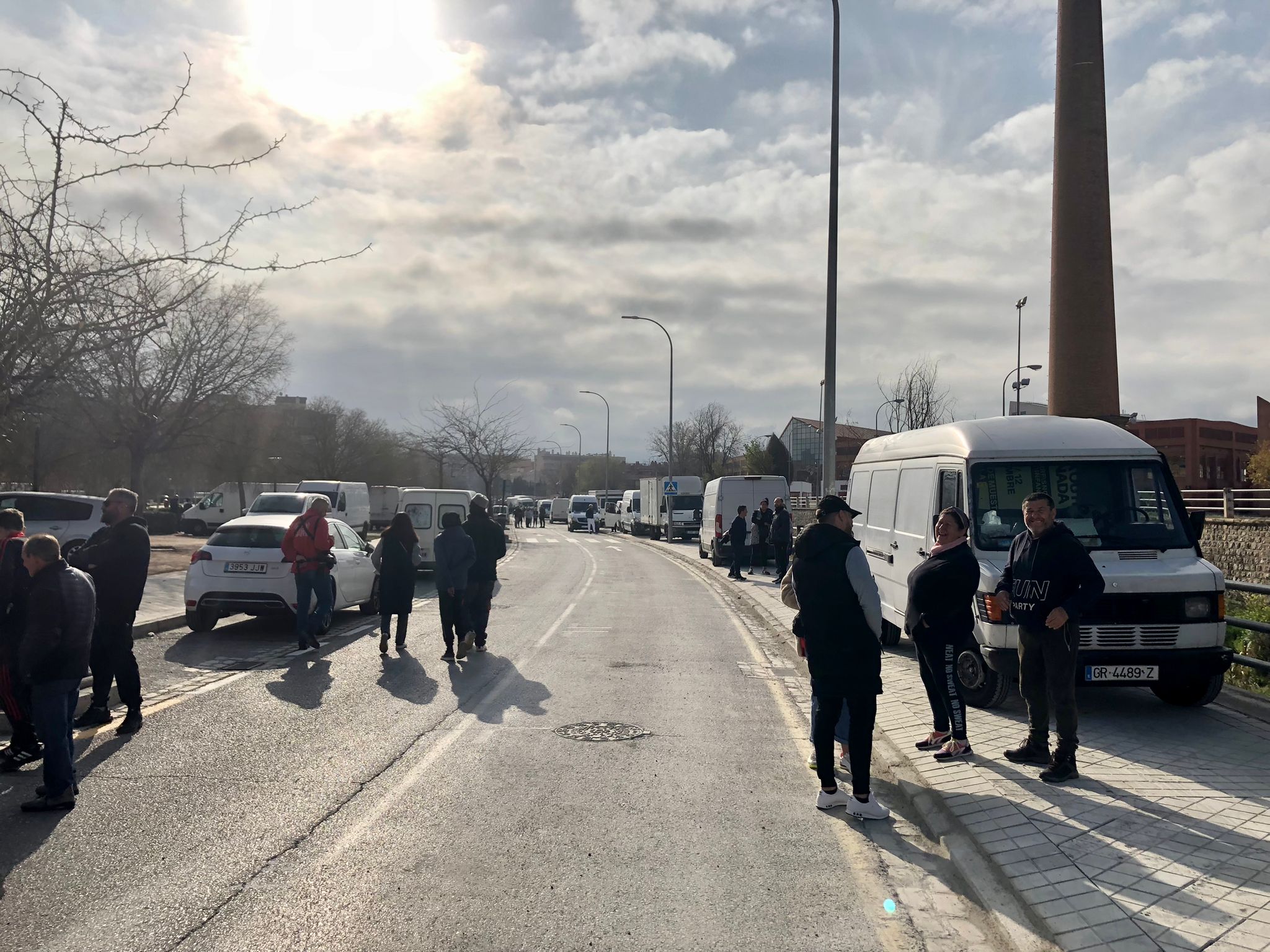 Imagen secundaria 1 - Ambiente en el mercadillo del Zaidín.
