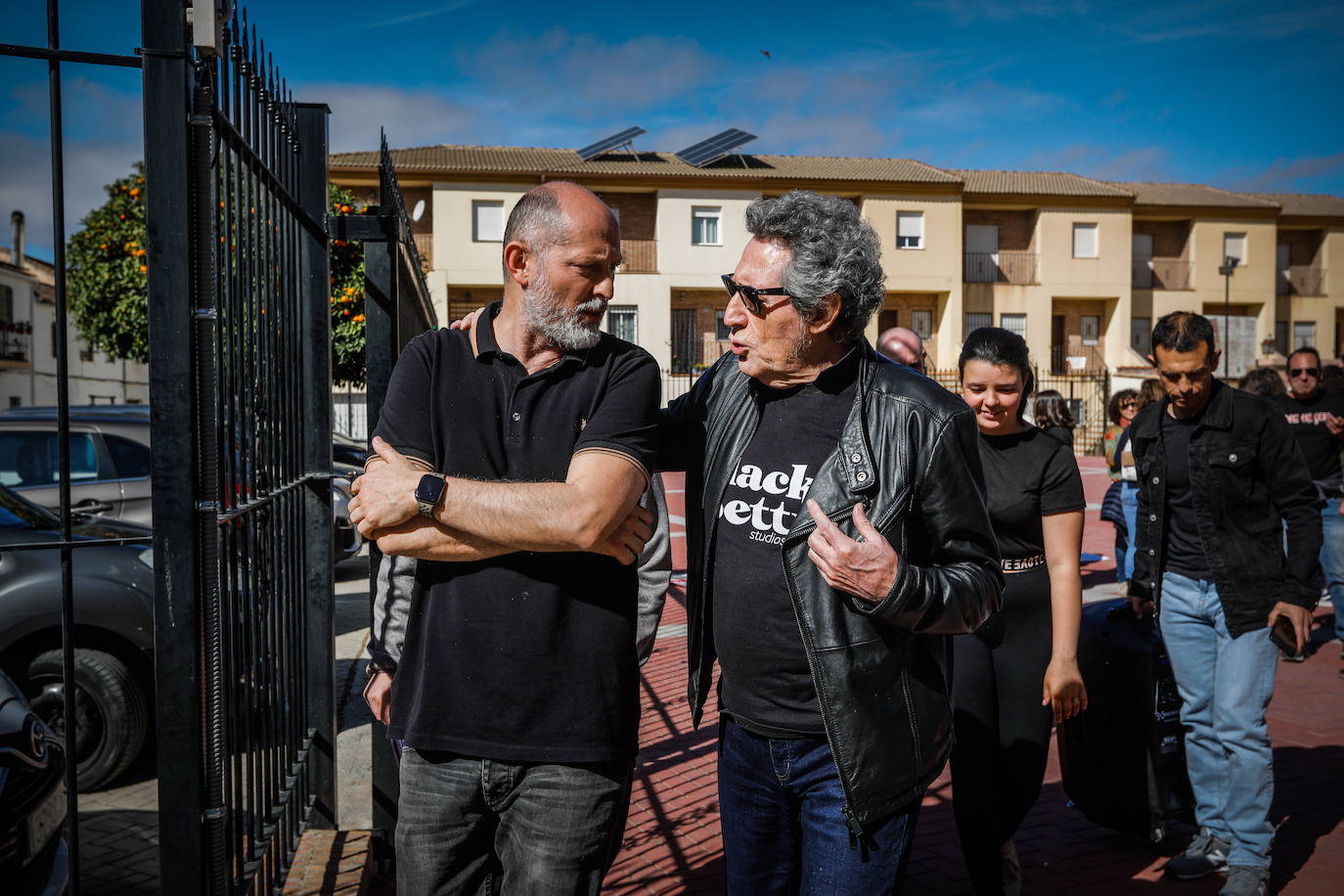 Nicolás Hernández-Carrillo y Miguel Ríos charlan antes de iniciar el rodaje.