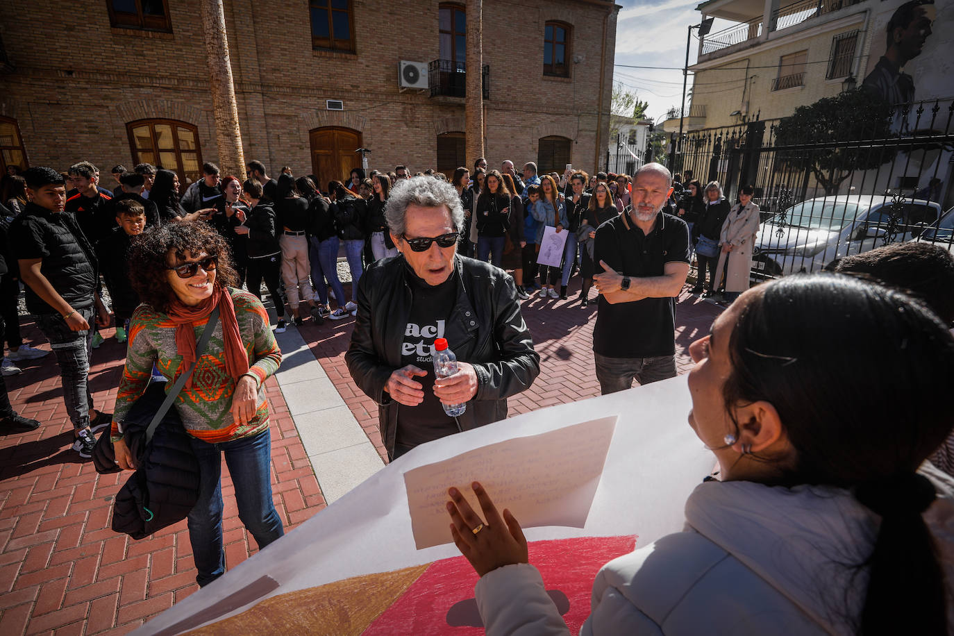 Imagen secundaria 1 - Recibimiento a Miguel Ríos en la explanada del Teatro Federico García Lorca. 