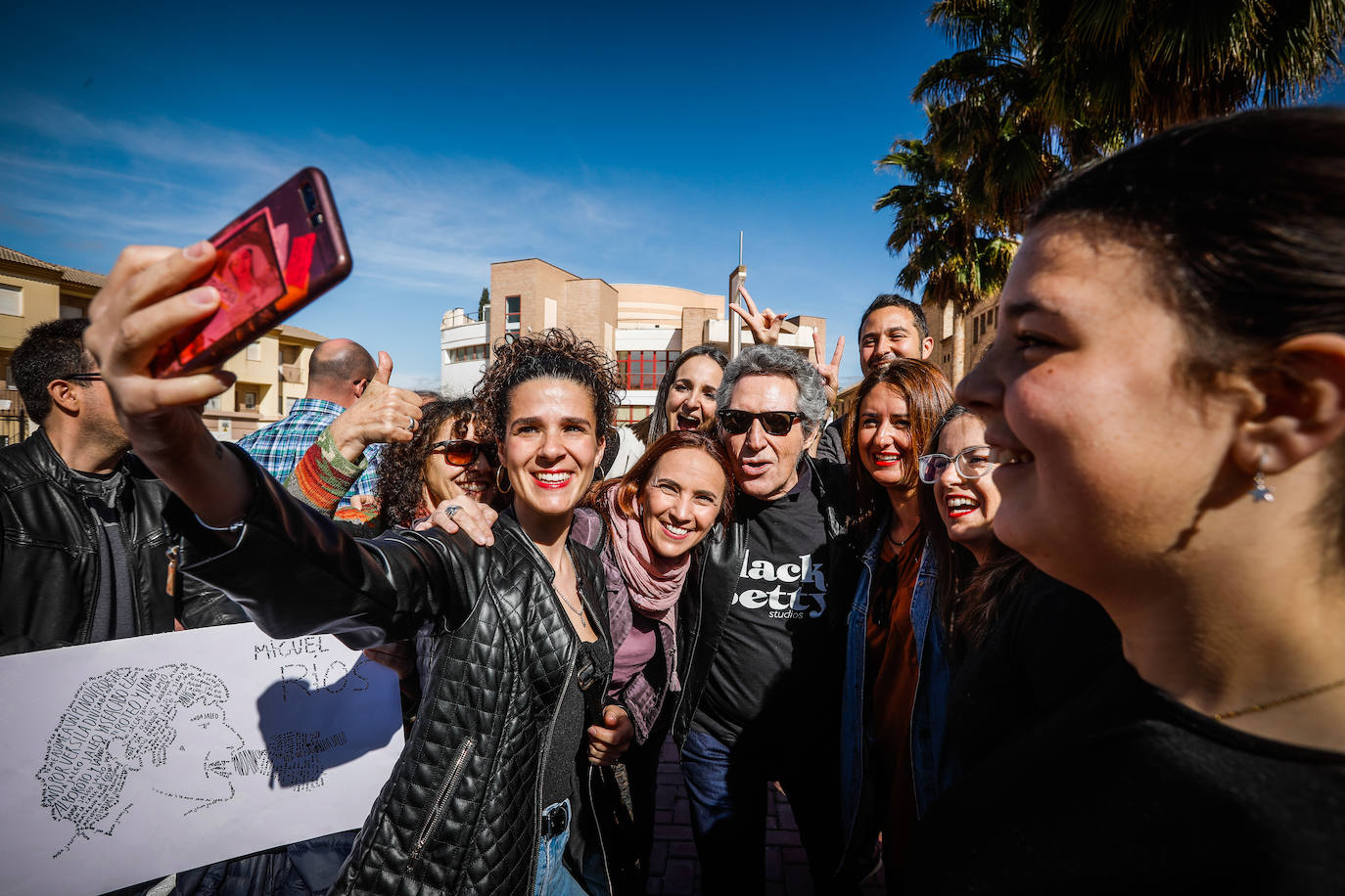 Imagen principal - Recibimiento a Miguel Ríos en la explanada del Teatro Federico García Lorca. 
