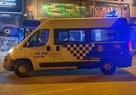 Detenido el dueño de un 'coche discoteca' por agredir a un policía local