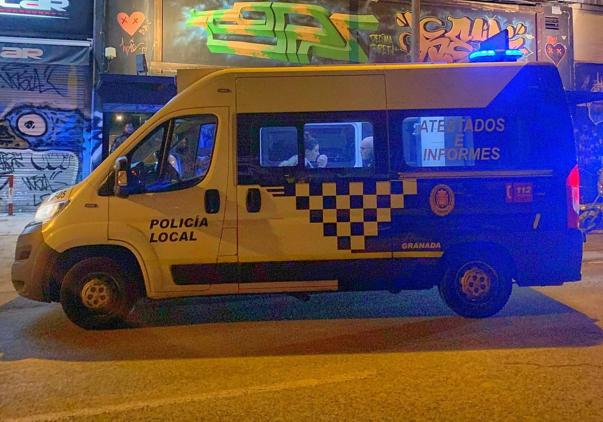 Detenido el dueño de un 'coche discoteca' por agredir a un policía local