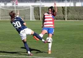 Marta Carrasco despeja con contundencia un balón.