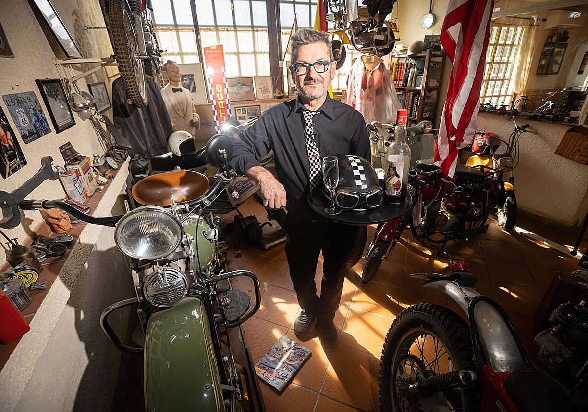 David Martínez, junto a la Harley Flathead, en la sala de muestras del Boliche.