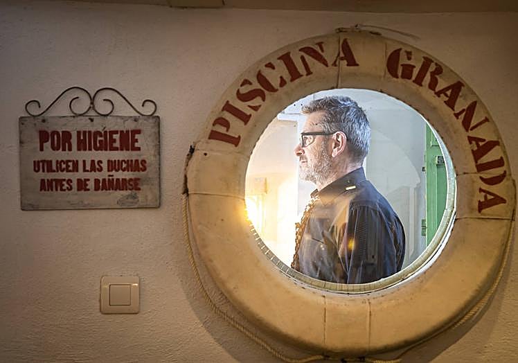 Imagen principal - David Martínez bajando al sótano de El Boliche, la quintilla de Luis García Montero y un viejo cartel de cervezas Alhambra. 