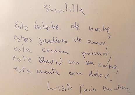 Imagen secundaria 1 - David Martínez bajando al sótano de El Boliche, la quintilla de Luis García Montero y un viejo cartel de cervezas Alhambra. 