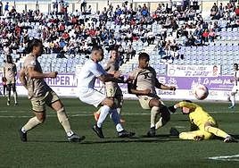 Antonio López presiona a la defensa y al meta visitantes en un lance del encuentro de este domingo en el estadio de La Victoria.
