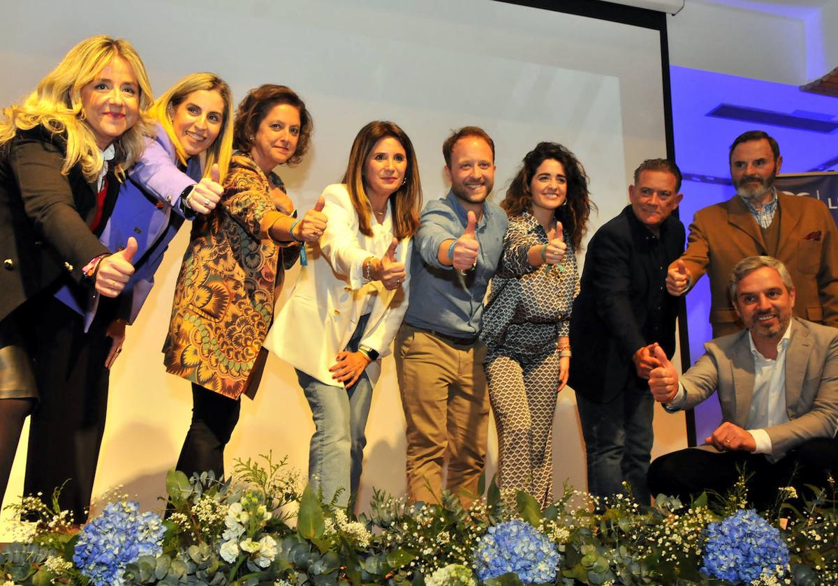 Auxiliadora del Olmo, arropada por numerosos compañeros de partido en su presentación como candidata a las elecciones municipales del 28 de mayo.