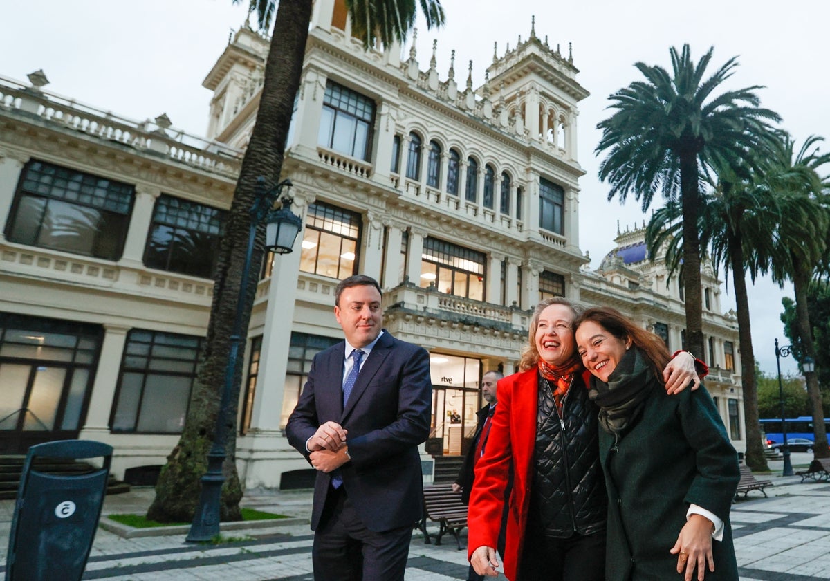 Nadia Calviño junto a la alcaldesa de La Coruña, Inés Rey, y el presidente de la Diputación, Valentín González Formoso junto al edificio que acogerá la agencia